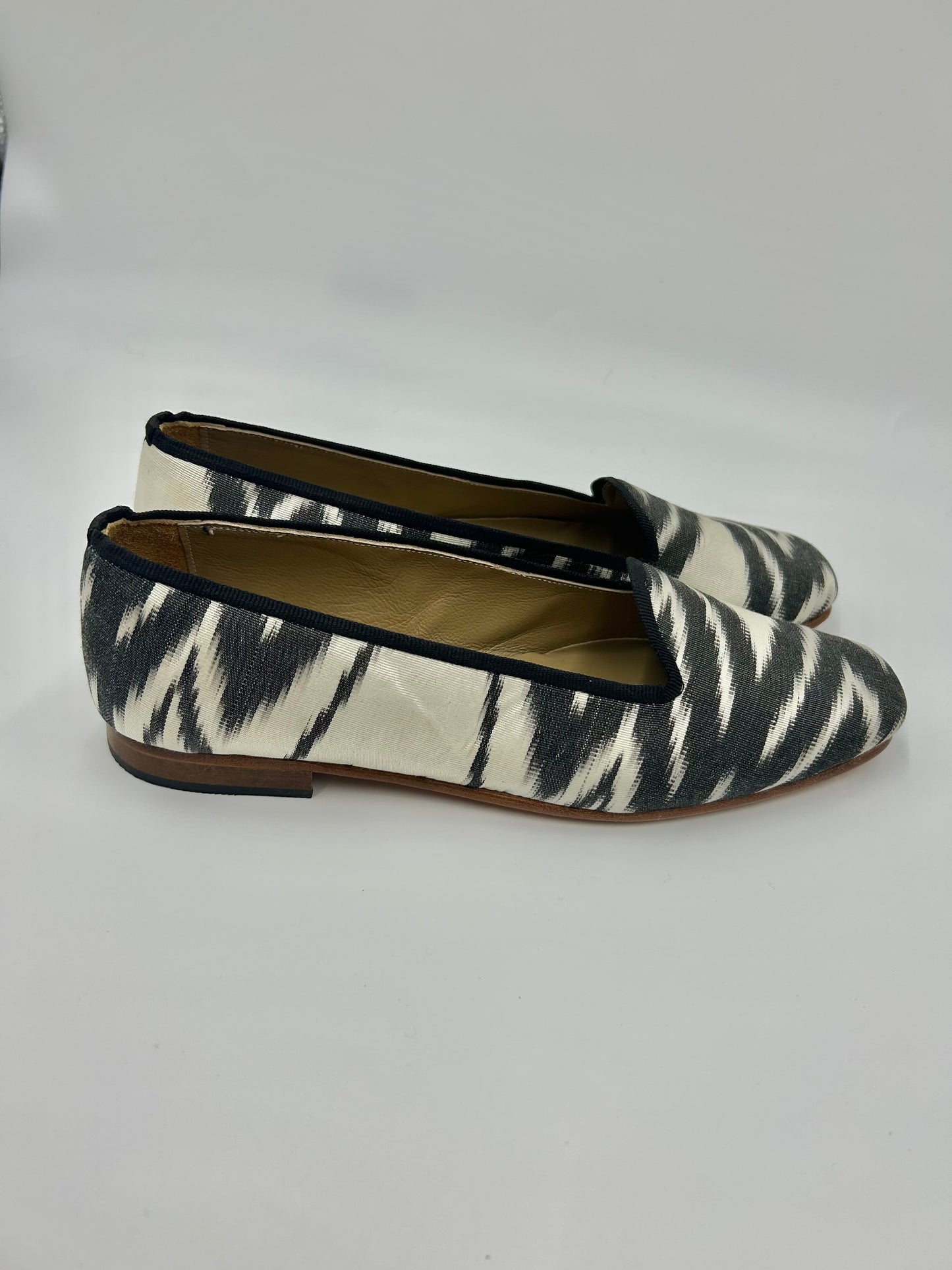 New Artemis Black & White Print Loafers Size 40