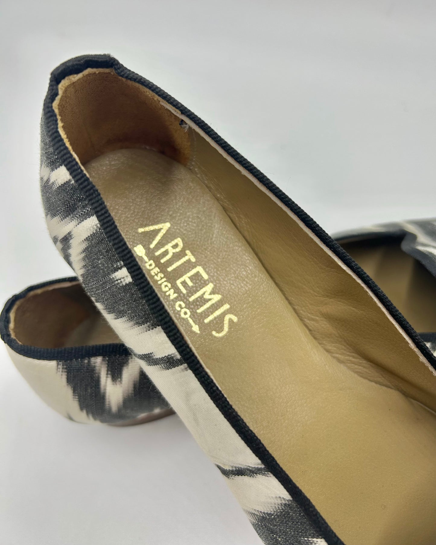 New Artemis Black & White Print Loafers Size 40