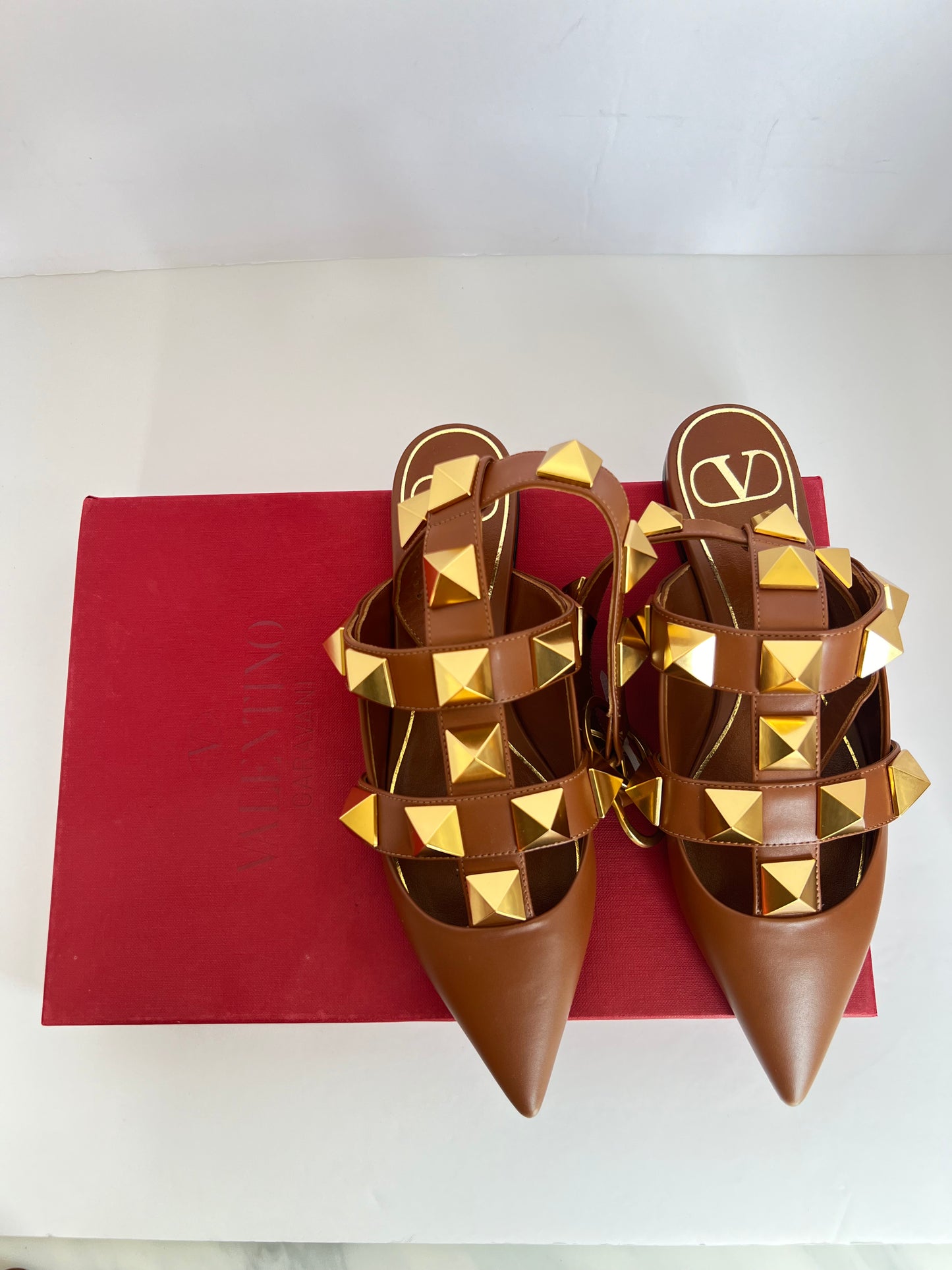 Brand New Valentino Garavani Brown Leather Roman Rockstud Pointed Toe Flats Size 35