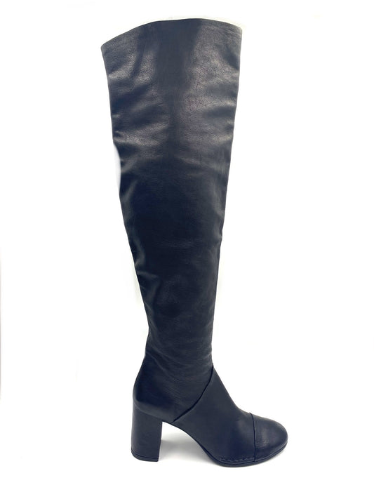 Roberto Del Carlo black leather tall knee-high boots, size 38.5, with cap toe, side zip, and 3-inch heel.