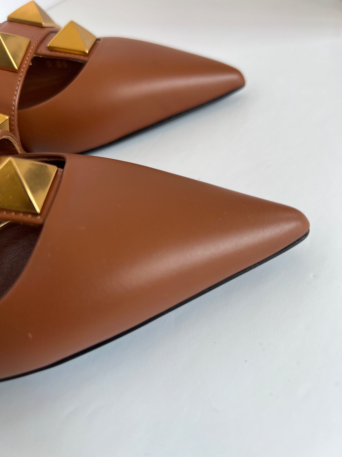 Brand New Valentino Garavani Brown Leather Roman Rockstud Pointed Toe Flats Size 35