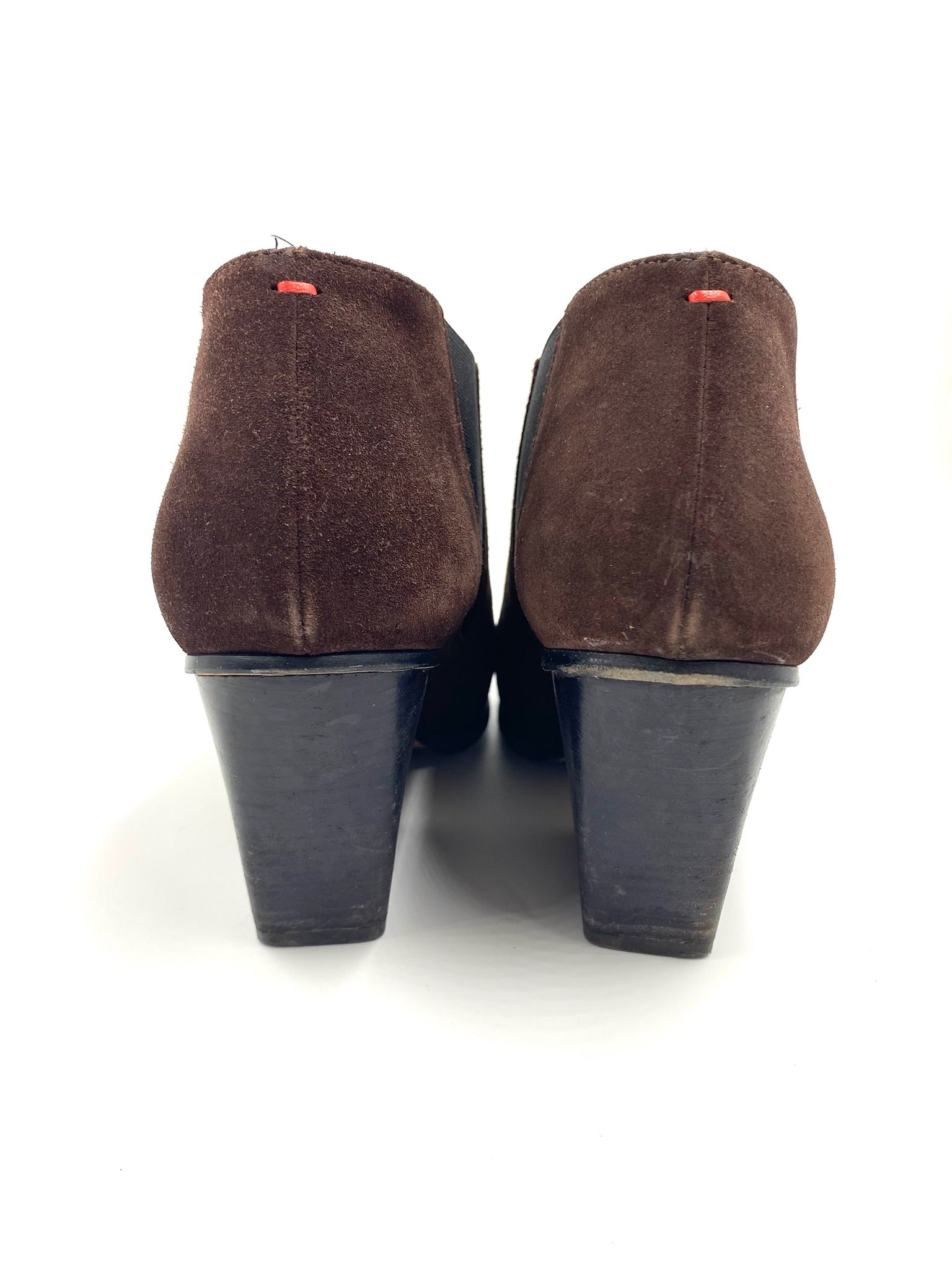 Aeyde Plum Suede Ankle Boots Size 39, showing the back of the brown suede wedge heels with red stitching.