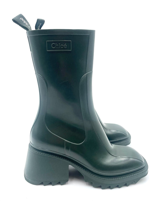 Chloe Betty green rubber boots, size 36, featuring a square toe, block heel, and logo pull tabs.