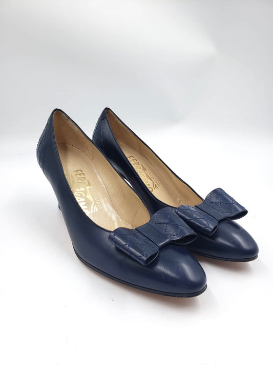 Vintage Salvatore Ferragamo Navy Bow Pump Size 6.5