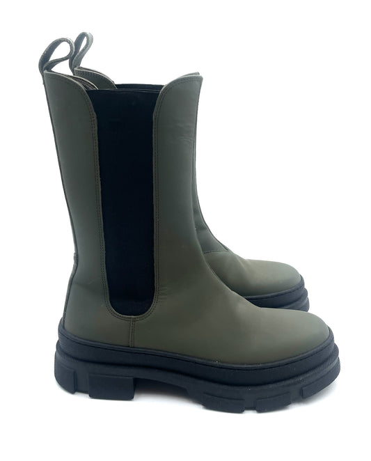 Garment Project olive green Chelsea boots, size 40, featuring a black elastic side panel and a chunky 1.5-inch platform lug sole.
