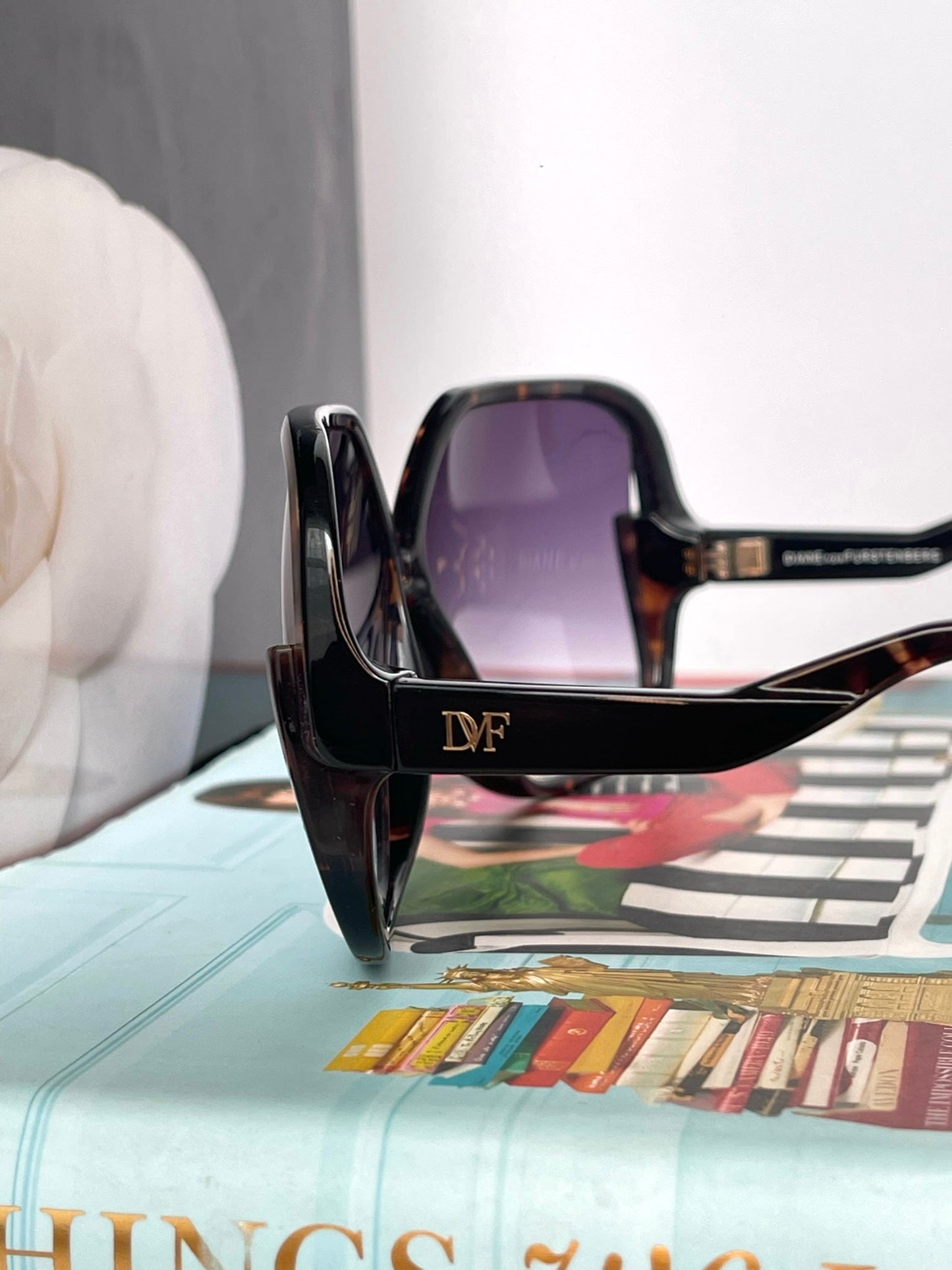 DVF DVF510S JAYDA Black Large Sunglasses