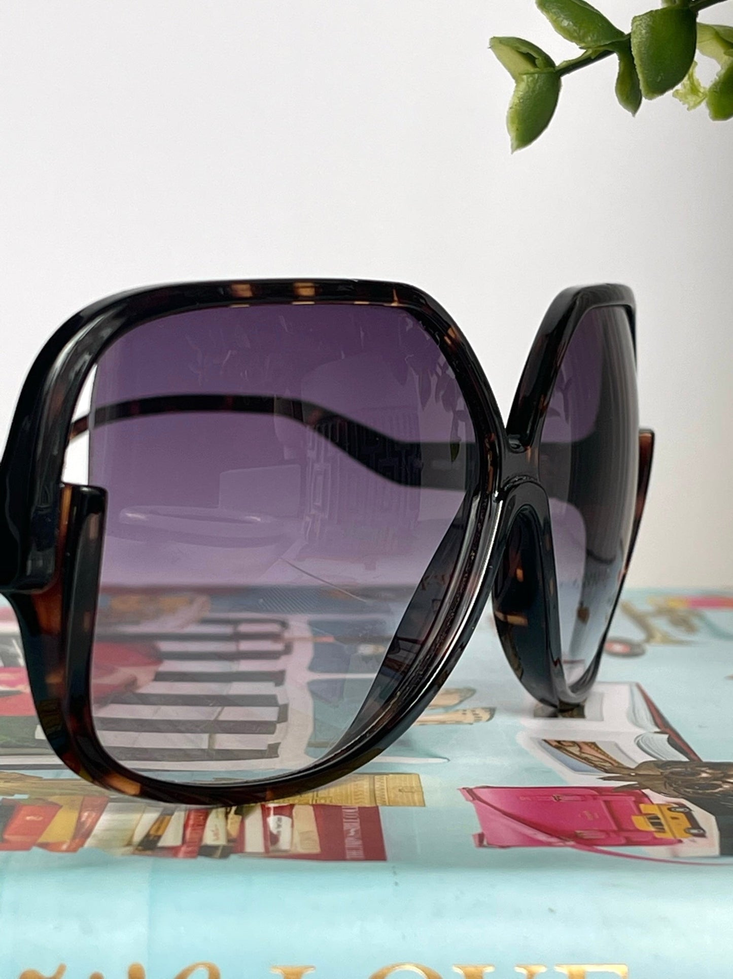 DVF DVF510S JAYDA Black Large Sunglasses