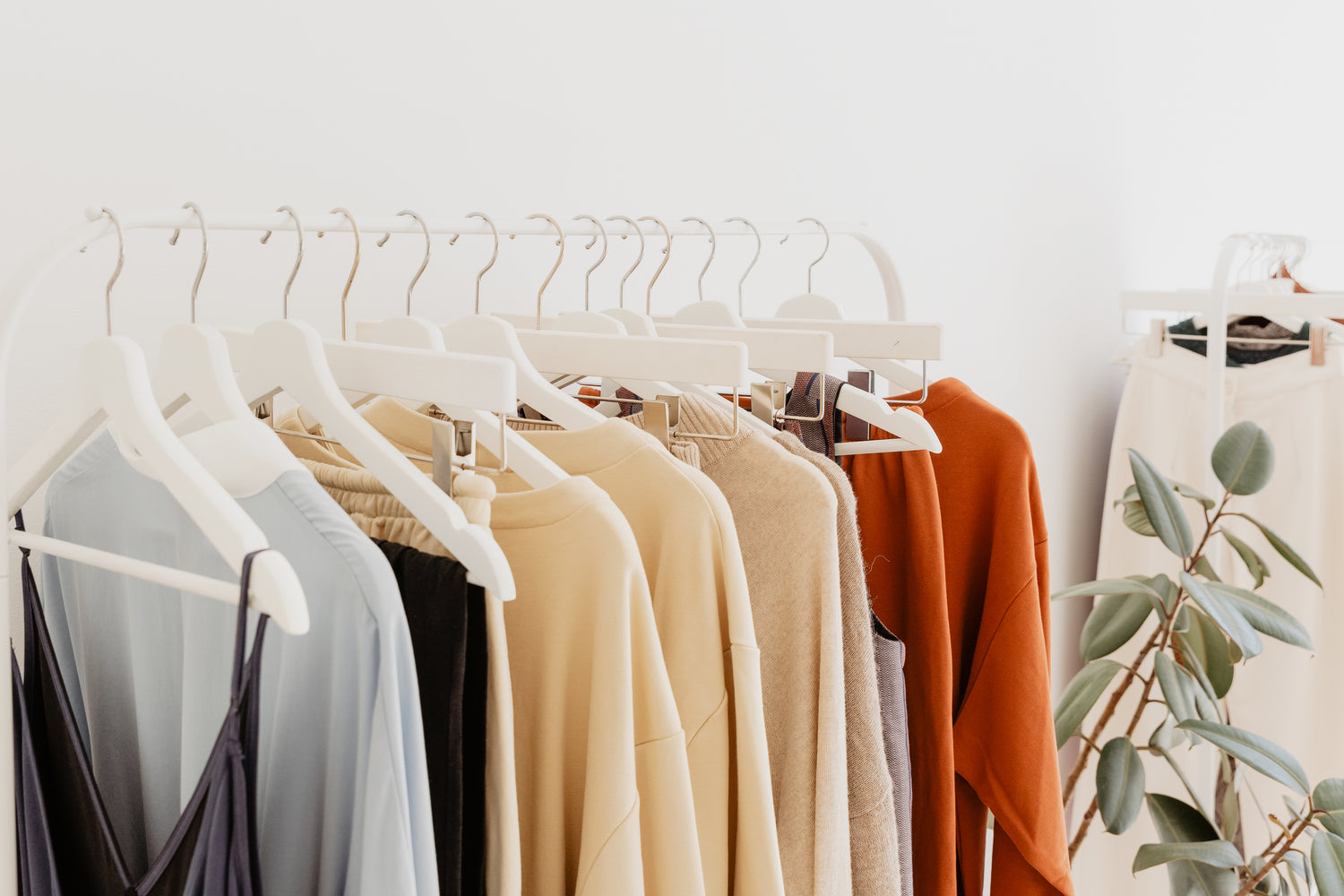 https://www.joycescloset.ca/cdn/shop/files/minimalist-retail-clothing-display_1500x.jpg?v=1684822830